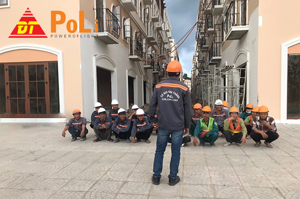 PoLi - Đội thi công họp nội quy An toàn lao động trước khi vô công việc